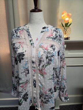 Torrid Sheer Button Down Top With Swiss Dots And Lace Trim Size (18/20)